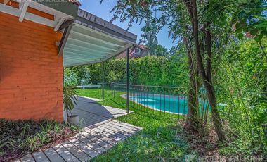 CASA DE ORIGINAL DISEÑO Y MUY LINDOS AMBIENTES .