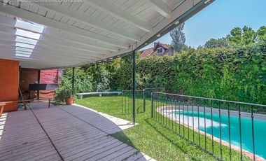 CASA DE ORIGINAL DISEÑO Y MUY LINDOS AMBIENTES .