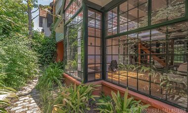 CASA DE ORIGINAL DISEÑO Y MUY LINDOS AMBIENTES .