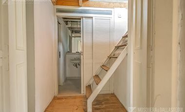 CASA DE ORIGINAL DISEÑO Y MUY LINDOS AMBIENTES .