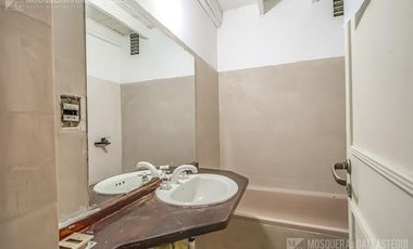 CASA DE ORIGINAL DISEÑO Y MUY LINDOS AMBIENTES .