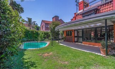 CASA DE ORIGINAL DISEÑO Y MUY LINDOS AMBIENTES .