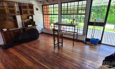 CASA DE ORIGINAL DISEÑO Y MUY LINDOS AMBIENTES .