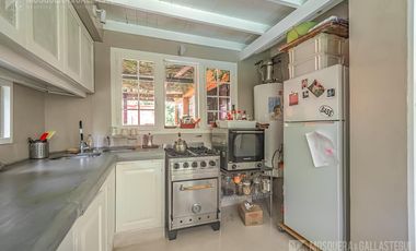 CASA DE ORIGINAL DISEÑO Y MUY LINDOS AMBIENTES .