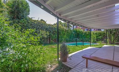 CASA DE ORIGINAL DISEÑO Y MUY LINDOS AMBIENTES .