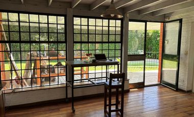 CASA DE ORIGINAL DISEÑO Y MUY LINDOS AMBIENTES .