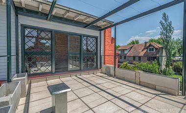 CASA DE ORIGINAL DISEÑO Y MUY LINDOS AMBIENTES .