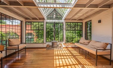 CASA DE ORIGINAL DISEÑO Y MUY LINDOS AMBIENTES .