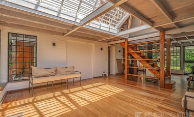 CASA DE ORIGINAL DISEÑO Y MUY LINDOS AMBIENTES .