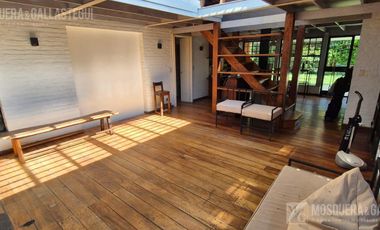 CASA DE ORIGINAL DISEÑO Y MUY LINDOS AMBIENTES .