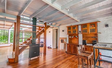 CASA DE ORIGINAL DISEÑO Y MUY LINDOS AMBIENTES .