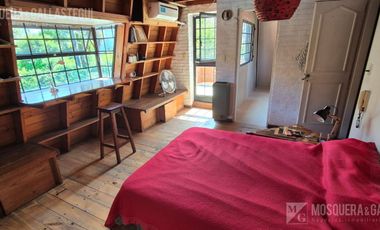 CASA DE ORIGINAL DISEÑO Y MUY LINDOS AMBIENTES .