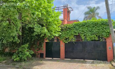 CASA DE ORIGINAL DISEÑO Y MUY LINDOS AMBIENTES .