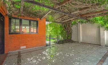 CASA DE ORIGINAL DISEÑO Y MUY LINDOS AMBIENTES .