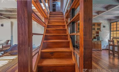 CASA DE ORIGINAL DISEÑO Y MUY LINDOS AMBIENTES .