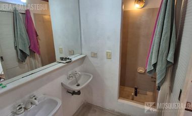 CASA DE ORIGINAL DISEÑO Y MUY LINDOS AMBIENTES .