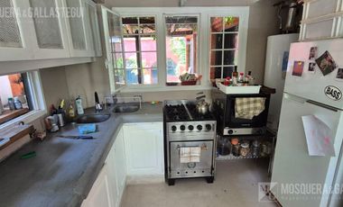 CASA DE ORIGINAL DISEÑO Y MUY LINDOS AMBIENTES .