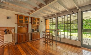 CASA DE ORIGINAL DISEÑO Y MUY LINDOS AMBIENTES .