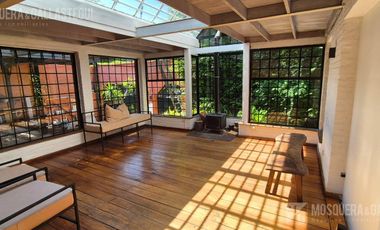 CASA DE ORIGINAL DISEÑO Y MUY LINDOS AMBIENTES .