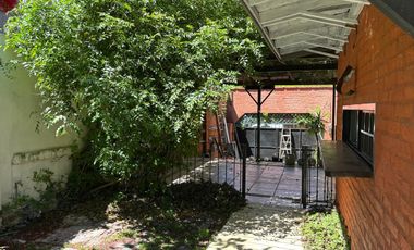 CASA DE ORIGINAL DISEÑO Y MUY LINDOS AMBIENTES .