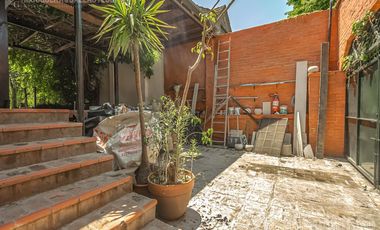 CASA DE ORIGINAL DISEÑO Y MUY LINDOS AMBIENTES .