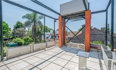 CASA DE ORIGINAL DISEÑO Y MUY LINDOS AMBIENTES .