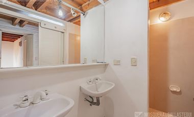 CASA DE ORIGINAL DISEÑO Y MUY LINDOS AMBIENTES .