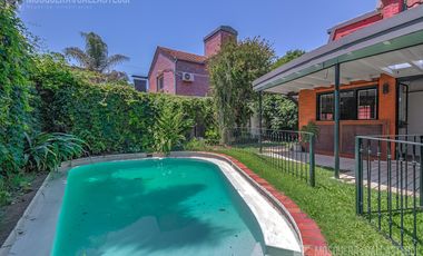 CASA DE ORIGINAL DISEÑO Y MUY LINDOS AMBIENTES .