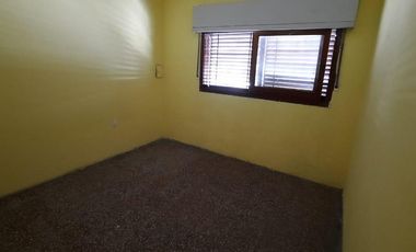 Venta - Departamento tipo casa - 3 ambientes - Al frente -  Patio - Terraza - Lanús Este