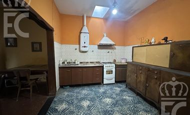 Venta - Casa para dos familias -  entrada independiente - Garage  -  Lanús Este