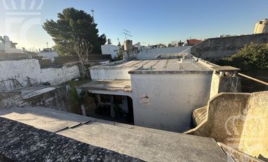 Venta - Casa para dos familias -  entrada independiente - Garage  -  Lanús Este