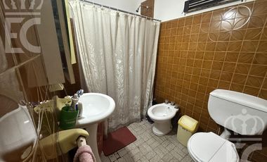 Venta - Casa para dos familias -  entrada independiente - Garage  -  Lanús Este