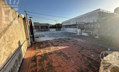 Venta - Casa para dos familias -  entrada independiente - Garage  -  Lanús Este