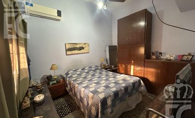 Venta - Casa para dos familias -  entrada independiente - Garage  -  Lanús Este