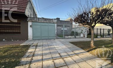 Venta - Casa para dos familias -  entrada independiente - Garage  -  Lanús Este