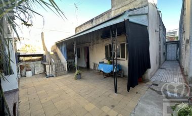 Venta - Casa para dos familias -  entrada independiente - Garage  -  Lanús Este