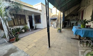Venta - Casa para dos familias -  entrada independiente - Garage  -  Lanús Este