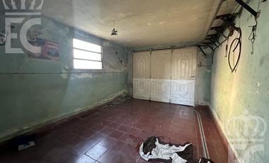 Venta - Casa para dos familias -  entrada independiente - Garage  -  Lanús Este