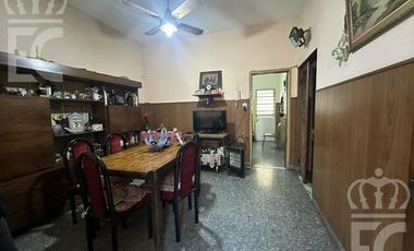 Venta - Casa para dos familias -  entrada independiente - Garage  -  Lanús Este