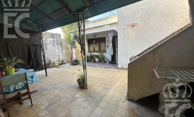 Venta - Casa para dos familias -  entrada independiente - Garage  -  Lanús Este