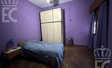 Venta - Casa para dos familias -  entrada independiente - Garage  -  Lanús Este