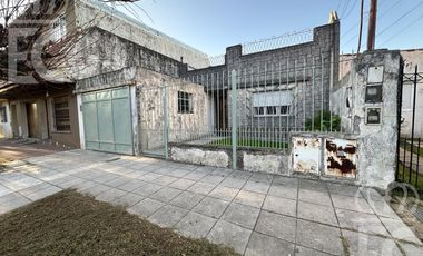 Venta - Casa para dos familias -  entrada independiente - Garage  -  Lanús Este