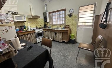 Venta - Casa para dos familias -  entrada independiente - Garage  -  Lanús Este