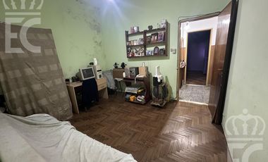 Venta - Casa para dos familias -  entrada independiente - Garage  -  Lanús Este