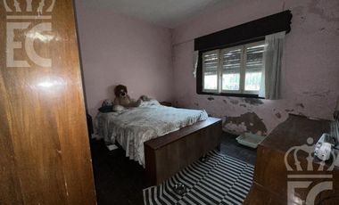 Venta - Casa para dos familias -  entrada independiente - Garage  -  Lanús Este