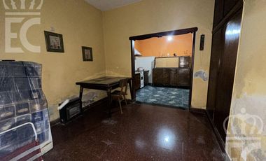 Venta - Casa para dos familias -  entrada independiente - Garage  -  Lanús Este