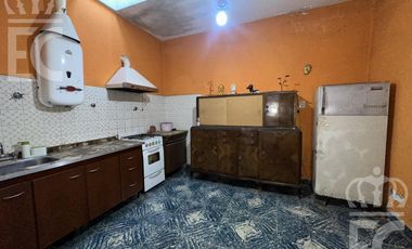 Venta - Casa para dos familias -  entrada independiente - Garage  -  Lanús Este