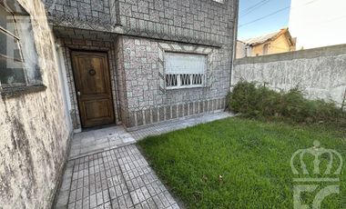 Venta - Casa para dos familias -  entrada independiente - Garage  -  Lanús Este