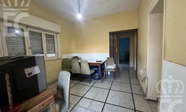 Venta - Casa para dos familias -  entrada independiente - Garage  -  Lanús Este