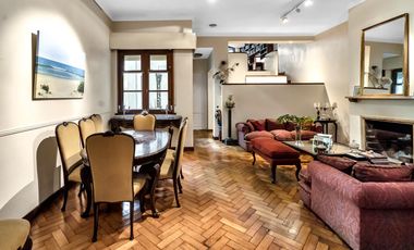 Planta atípica en edificio de categoría con cochera. Bajísimas expensas.